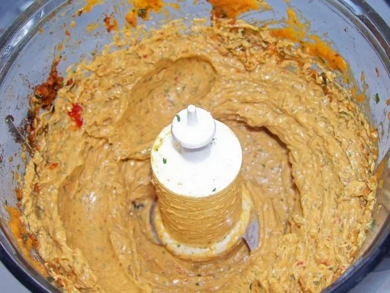 Rezept: Grillen: Pikante Paprika-Knoblauch-Butter Bild Nr. 2 Grillen: Pikante Paprika-Knoblauch-Butter - Rezept - Bild Nr. 2