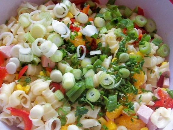 Rezept: Fruchtiger Nudelsalat mit Mandarinen und Mango-Chutney Bild Nr. 4 Fruchtiger Nudelsalat mit Mandarinen und Mango-Chutney - Rezept - Bild Nr. 4