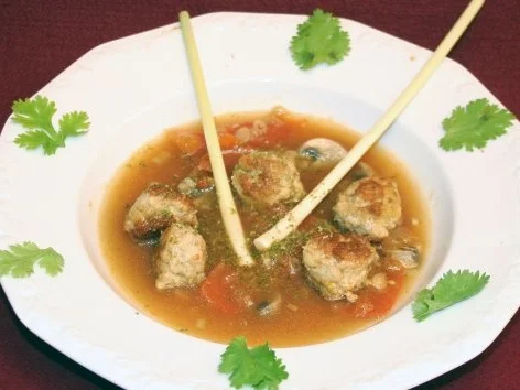 Rezept: Zitronengrassuppe mit Hühnerhackfleischbällchensuppe Zitronengrassuppe mit Hühnerhackfleischbällchensuppe - Rezept