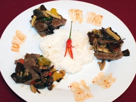 Rezept: Rindfleisch mit dreierlei Pilzen und Jasminreis Rindfleisch mit dreierlei Pilzen und Jasminreis - Rezept