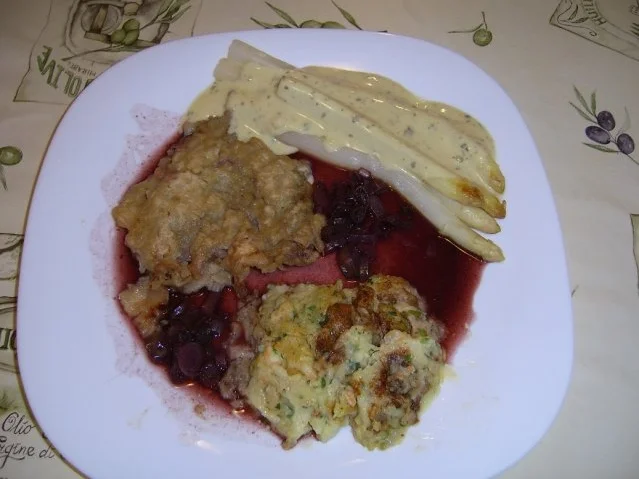 Steak Strindberg an Spargel mit Schalotten-Rotweinsauce - Rezept