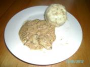 Rehgulasch mit Semmelknödeln - Rezept
