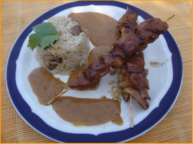 Saté-Spieße mit Erdnusssauce und Champignon-Bratreis - Rezept