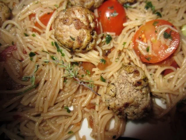 Glasnudelsalat mit Fleischbällchen - Rezept