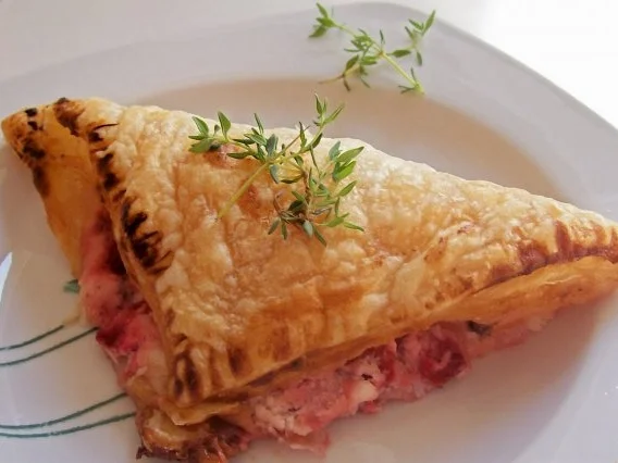 Rezept: Snack/Vorspeise: Blätterteigtaschen mit Balsamico-Erdbeeren und Ziegenfrischkäse Snack/Vorspeise: Blätterteigtaschen mit Balsamico-Erdbeeren und Ziegenfrischkäse - Rezept
