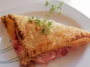 Snack/Vorspeise: Blätterteigtaschen mit Balsamico-Erdbeeren und Ziegenfrischkäse - Rezept