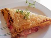 Snack/Vorspeise: Blätterteigtaschen mit Balsamico-Erdbeeren und Ziegenfrischkäse - Rezept