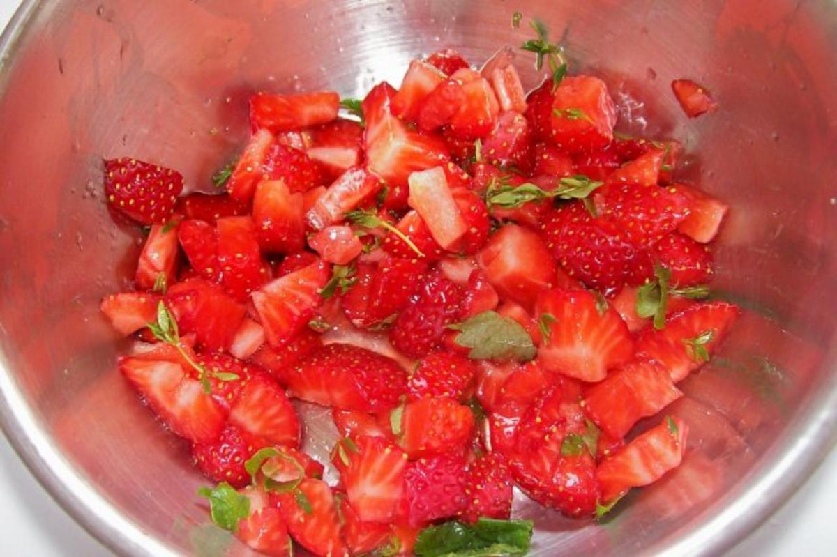 Snack/Vorspeise: Blätterteigtaschen mit Balsamico-Erdbeeren und Ziegenfrischkäse - Rezept - Bild Nr. 2