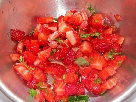 Rezept: Snack/Vorspeise: Blätterteigtaschen mit Balsamico-Erdbeeren und Ziegenfrischkäse Bild Nr. 2 Snack/Vorspeise: Blätterteigtaschen mit Balsamico-Erdbeeren und Ziegenfrischkäse - Rezept - Bild Nr. 2