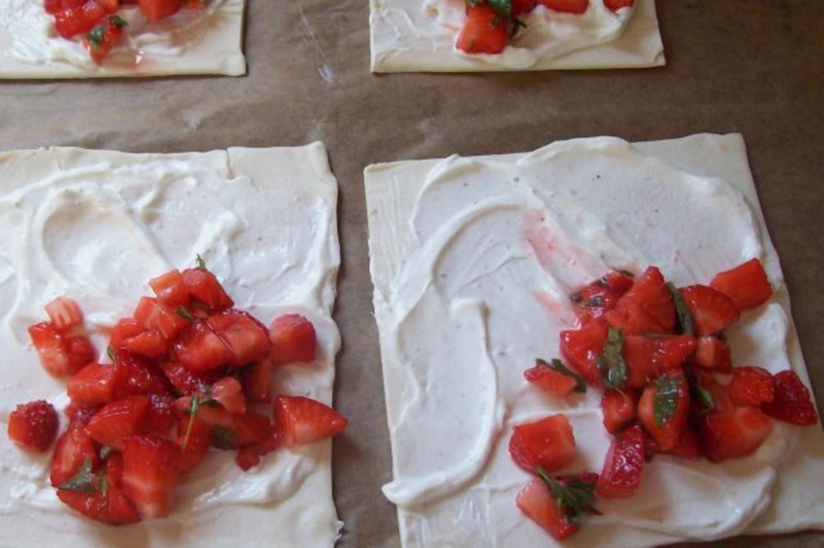 Snack/Vorspeise: Blätterteigtaschen mit Balsamico-Erdbeeren und Ziegenfrischkäse - Rezept - Bild Nr. 4