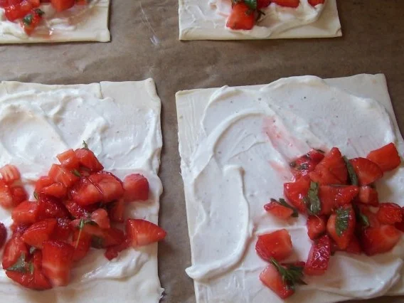 Rezept: Snack/Vorspeise: Blätterteigtaschen mit Balsamico-Erdbeeren und Ziegenfrischkäse Bild Nr. 4 Snack/Vorspeise: Blätterteigtaschen mit Balsamico-Erdbeeren und Ziegenfrischkäse - Rezept - Bild Nr. 4