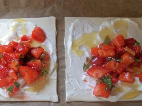 Rezept: Snack/Vorspeise: Blätterteigtaschen mit Balsamico-Erdbeeren und Ziegenfrischkäse Bild Nr. 5 Snack/Vorspeise: Blätterteigtaschen mit Balsamico-Erdbeeren und Ziegenfrischkäse - Rezept - Bild Nr. 5