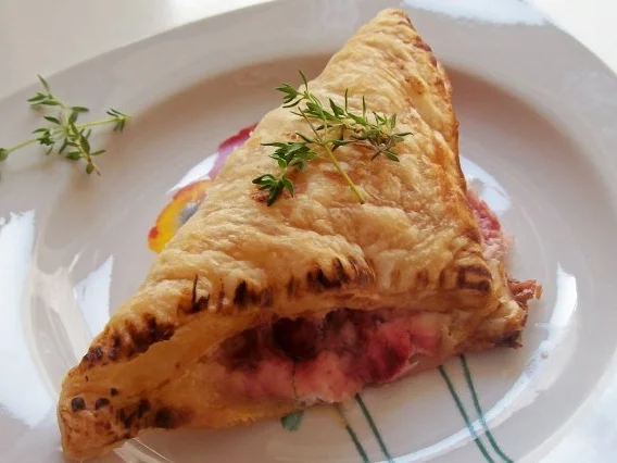 Rezept: Snack/Vorspeise: Blätterteigtaschen mit Balsamico-Erdbeeren und Ziegenfrischkäse Bild Nr. 7 Snack/Vorspeise: Blätterteigtaschen mit Balsamico-Erdbeeren und Ziegenfrischkäse - Rezept - Bild Nr. 7