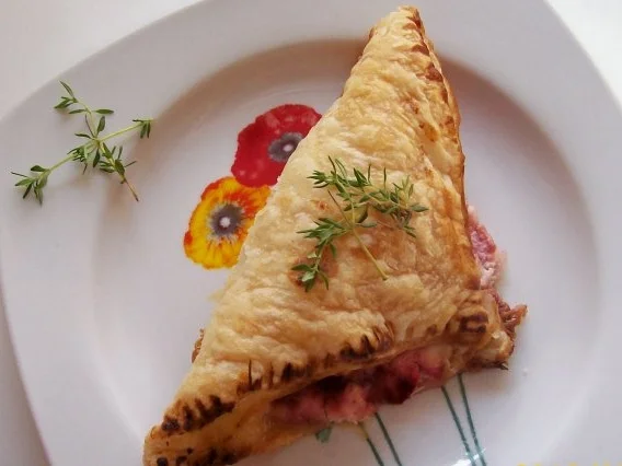 Rezept: Snack/Vorspeise: Blätterteigtaschen mit Balsamico-Erdbeeren und Ziegenfrischkäse Bild Nr. 8 Snack/Vorspeise: Blätterteigtaschen mit Balsamico-Erdbeeren und Ziegenfrischkäse - Rezept - Bild Nr. 8