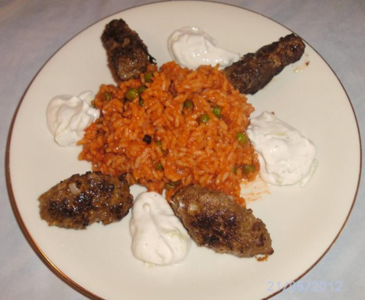 Cevapcici mit Tomaten-Erbsen-Reis - Rezept