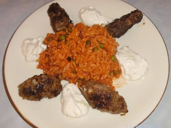 Rezept: Cevapcici mit Tomaten-Erbsen-Reis Cevapcici mit Tomaten-Erbsen-Reis - Rezept
