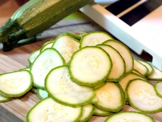 Rezept: Tomatenspätzle mit gebratenen Zucchini und Schafkäse Bild Nr. 4 Tomatenspätzle mit gebratenen Zucchini und Schafkäse - Rezept - Bild Nr. 4