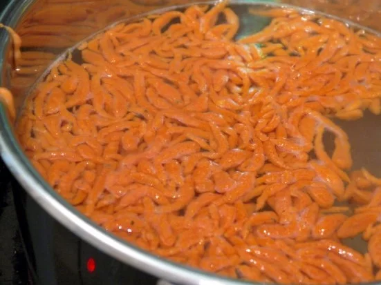 Rezept: Tomatenspätzle mit gebratenen Zucchini und Schafkäse Bild Nr. 8 Tomatenspätzle mit gebratenen Zucchini und Schafkäse - Rezept - Bild Nr. 8