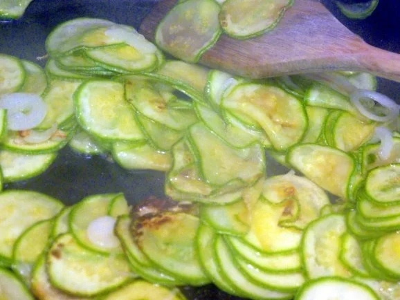 Rezept: Tomatenspätzle mit gebratenen Zucchini und Schafkäse Bild Nr. 9 Tomatenspätzle mit gebratenen Zucchini und Schafkäse - Rezept - Bild Nr. 9