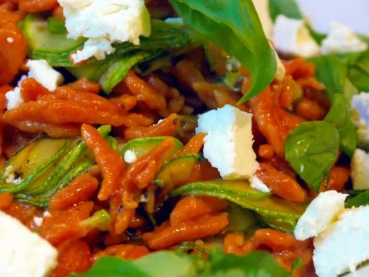 Rezept: Tomatenspätzle mit gebratenen Zucchini und Schafkäse Tomatenspätzle mit gebratenen Zucchini und Schafkäse - Rezept