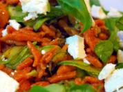 Tomatenspätzle mit gebratenen Zucchini und Schafkäse - Rezept