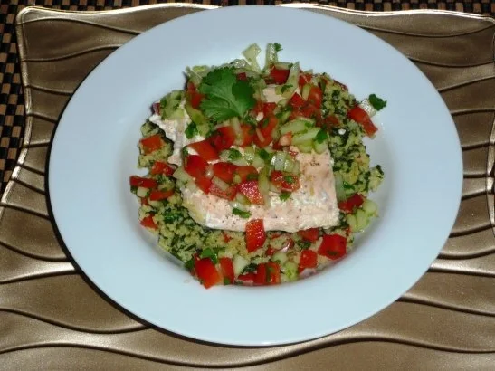 Lachs auf Spinat-Couscous mit Koriander-Gurken Relish - Rezept