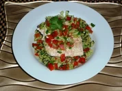 Lachs auf Spinat-Couscous mit Koriander-Gurken Relish - Rezept