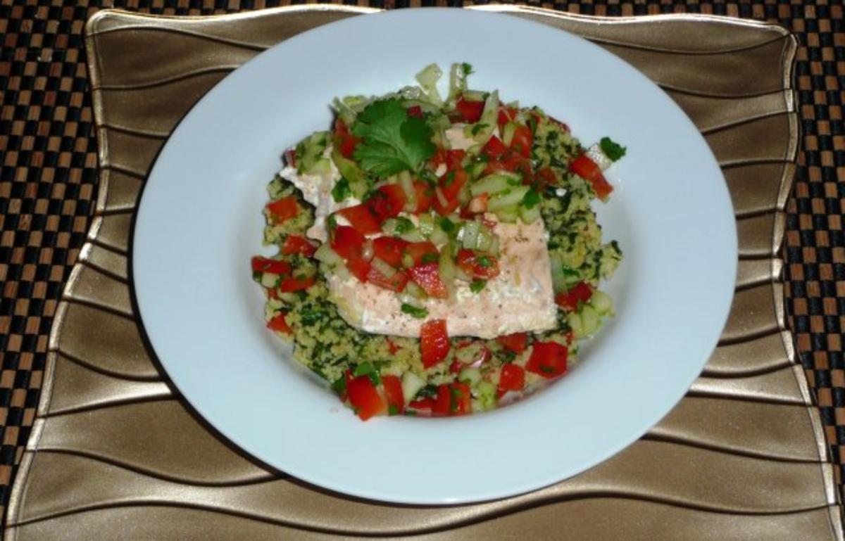 Bilder für Lachs auf Spinat-Couscous mit Koriander-Gurken Relish - Rezept