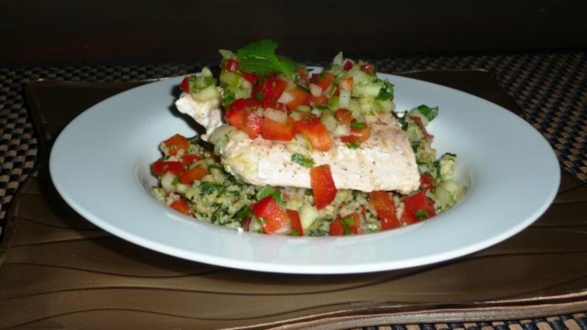 Lachs auf Spinat-Couscous mit Koriander-Gurken Relish - Rezept - Bild Nr. 2