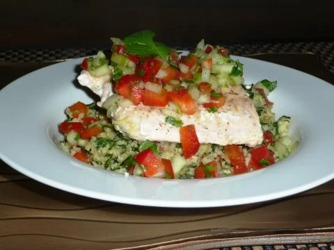 Lachs auf Spinat-Couscous mit Koriander-Gurken Relish - Rezept - Bild Nr. 2