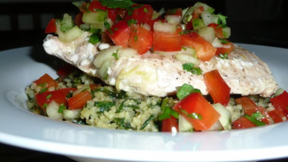 Lachs auf Spinat-Couscous mit Koriander-Gurken Relish - Rezept - Bild Nr. 3