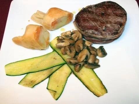 Bisonfilet im Speckmantel auf gebratenen Pfifferlingen und Zucchini an Kartoffel-Bonbons - Rezept
