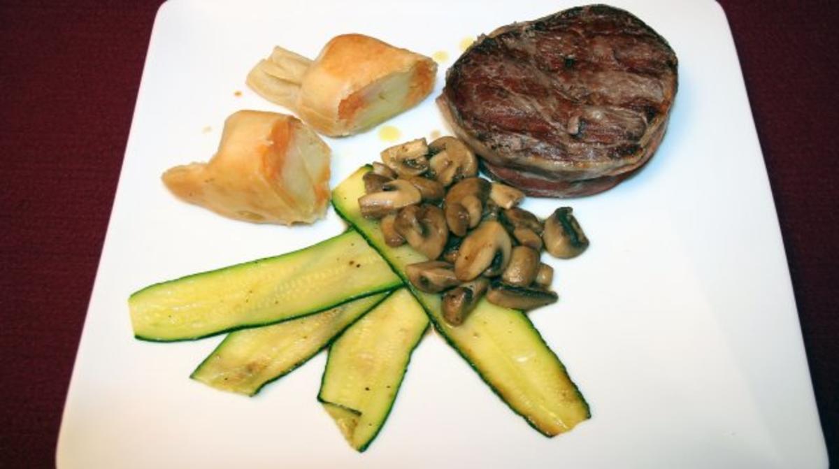 Bisonfilet im Speckmantel auf gebratenen Pfifferlingen und Zucchini an ...