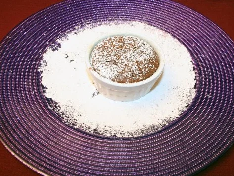 Schokoladen-Soufflé mit Brombeertrüffel-Füllung - Rezept