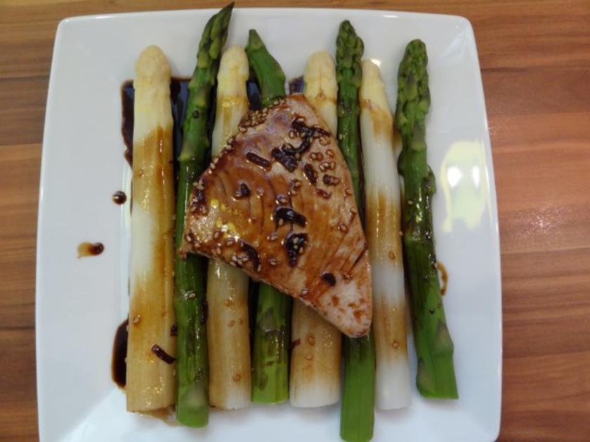 Thunfisch mit scharfer Teriyaki-Sauce auf grünem und weißen Spargel ...