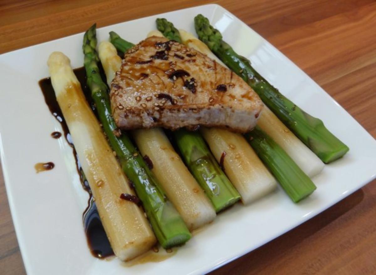 Thunfisch mit scharfer Teriyaki-Sauce auf grünem und weißen Spargel - Rezept - Bild Nr. 2