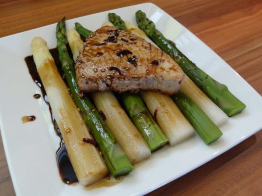 Thunfisch mit scharfer Teriyaki-Sauce auf grünem und weißen Spargel ...