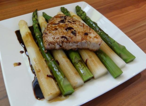 Thunfisch mit scharfer Teriyaki-Sauce auf grünem und weißen Spargel ...