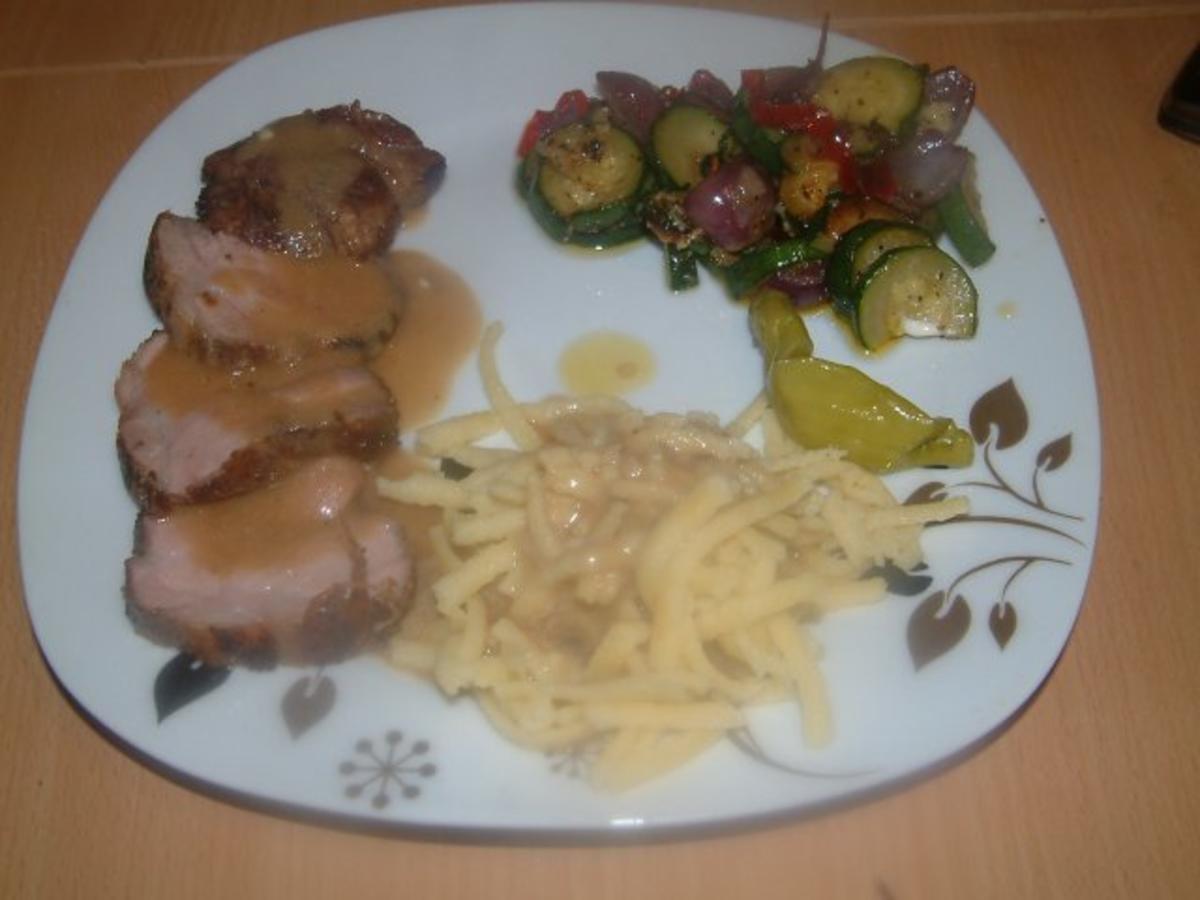 Honig-Schweinebraten an feurigem Zucchinigemüse - Rezept - kochbar.de