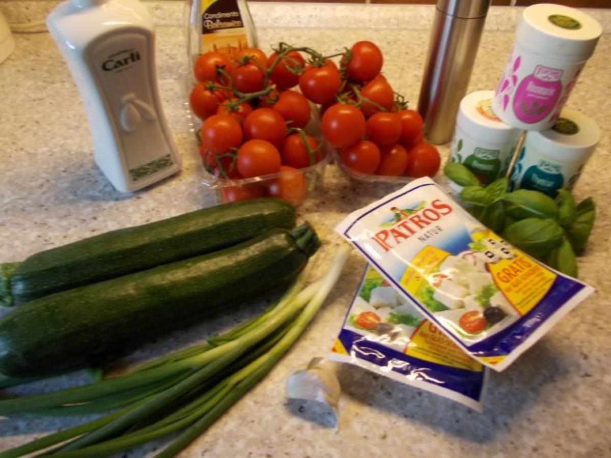 Tomaten-Zucchini-Salat mit Feta - Rezept - Bild Nr. 2