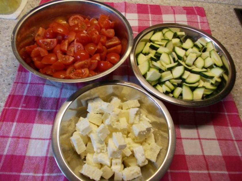 Tomaten Zucchini Salat mit Feta - einfach - 158 kcal/100g