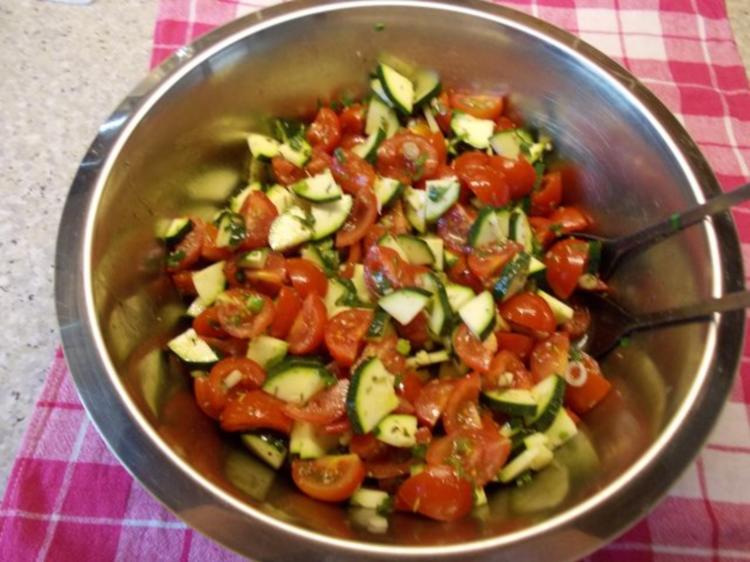 Tomaten-Zucchini-Salat mit Feta - Rezept - kochbar.de