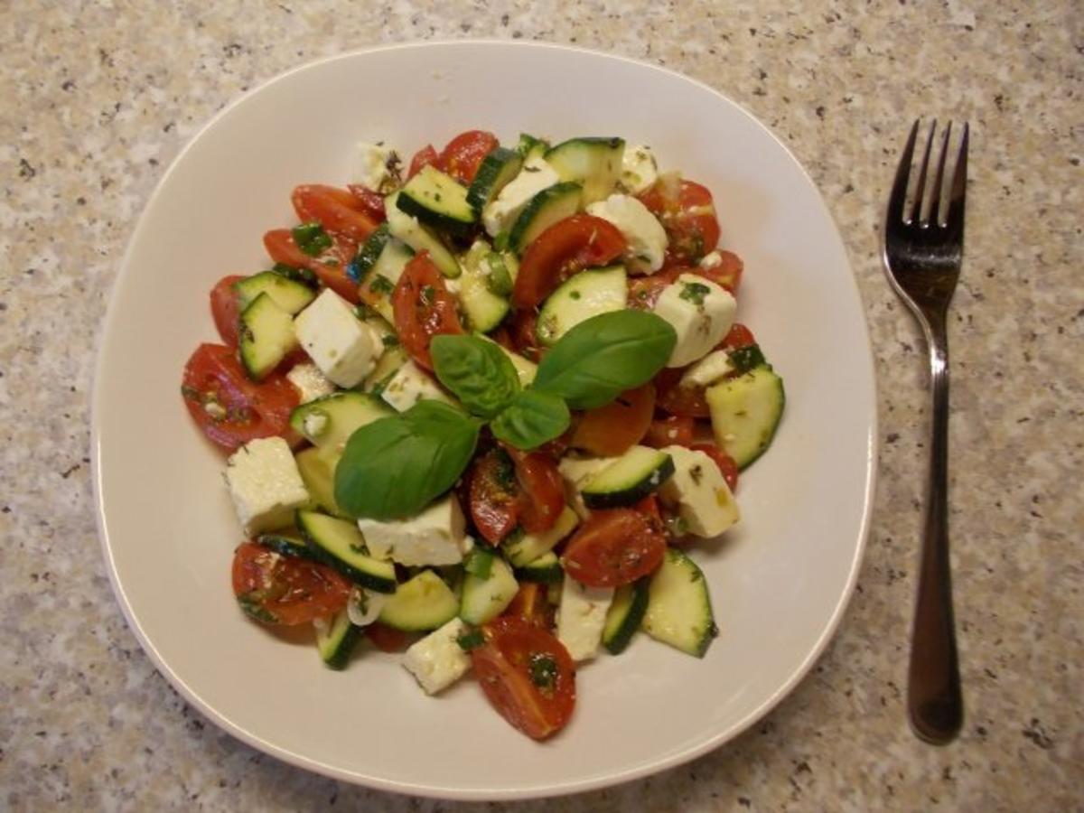 Tomaten-Zucchini-Salat mit Feta - Rezept