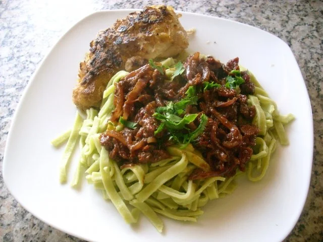 Knuspertaschen mit Tomaten-Zwiebel-Soße>> - Rezept