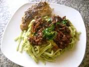 Knuspertaschen mit Tomaten-Zwiebel-Soße>> - Rezept