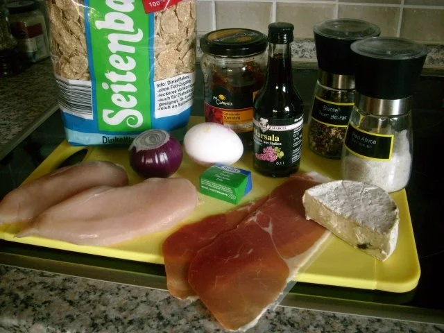 Knuspertaschen mit Tomaten-Zwiebel-Soße>> - Rezept - Bild Nr. 2