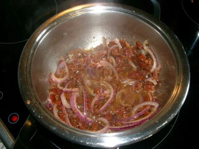 Knuspertaschen mit Tomaten-Zwiebel-Soße>> - Rezept - Bild Nr. 3