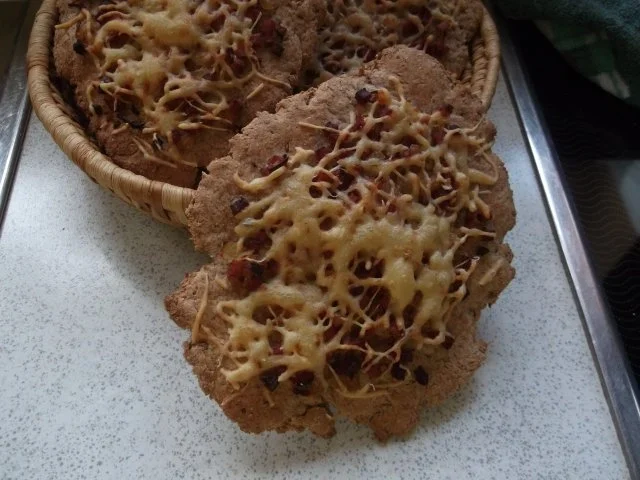 Gewürzfladen mit Käse-Zwiebel-Speck-Belag - Rezept