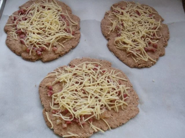 Gewürzfladen mit Käse-Zwiebel-Speck-Belag - Rezept - Bild Nr. 10