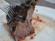 Lammkarree vom Grill in Rotwein-Kräuter-Marinade - Rezept
